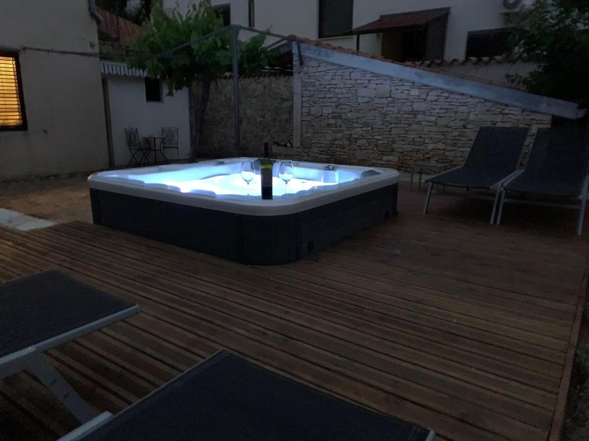 Studios Barre With Jacuzzi Rovinj Exterior photo